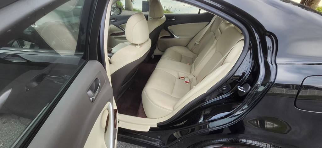 2011 Lexus IS Image 10