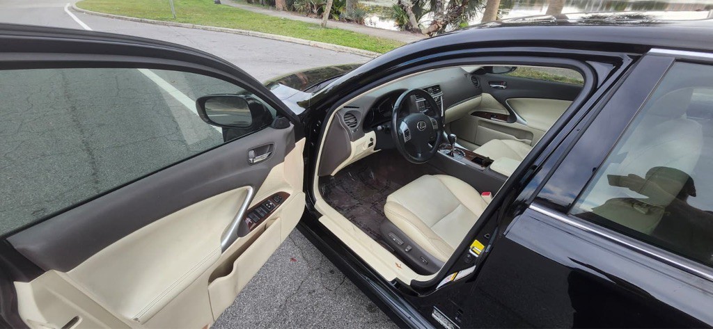 2011 Lexus IS Image 11