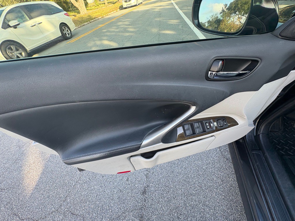 2009 Lexus IS Image 2