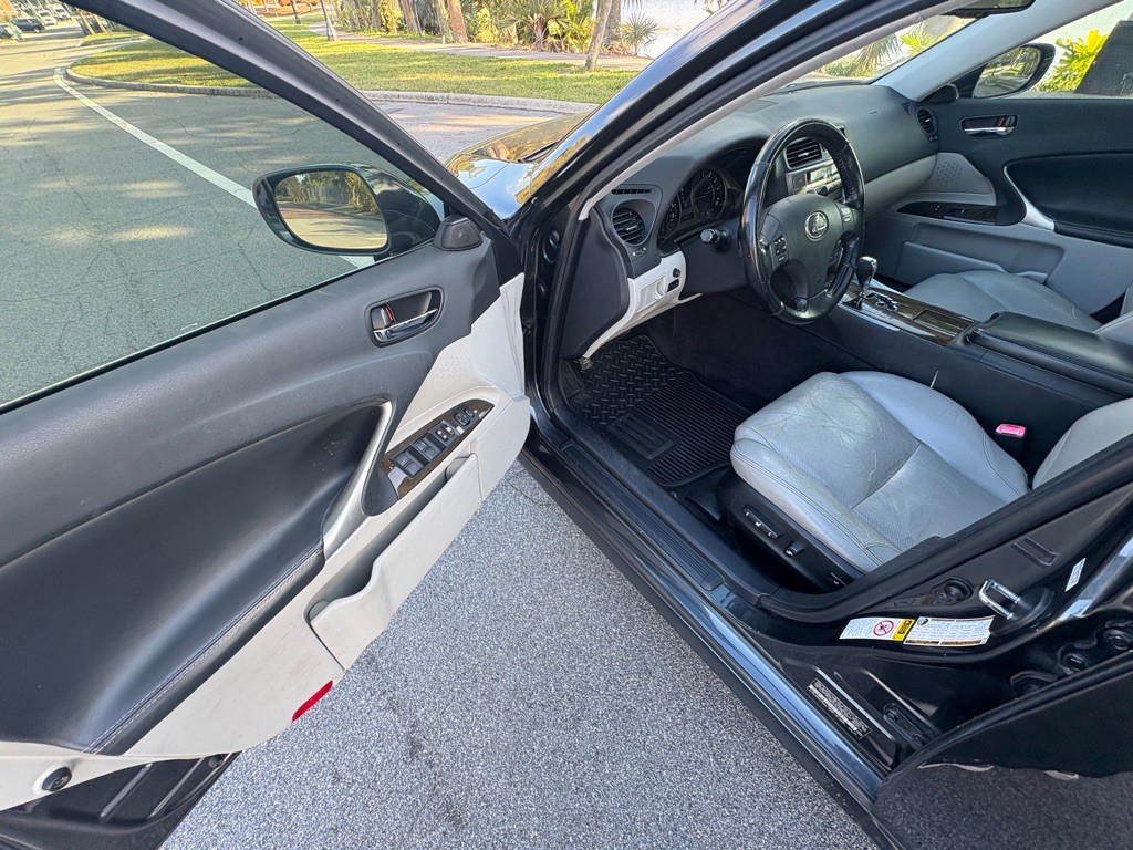 2009 Lexus IS Image 3