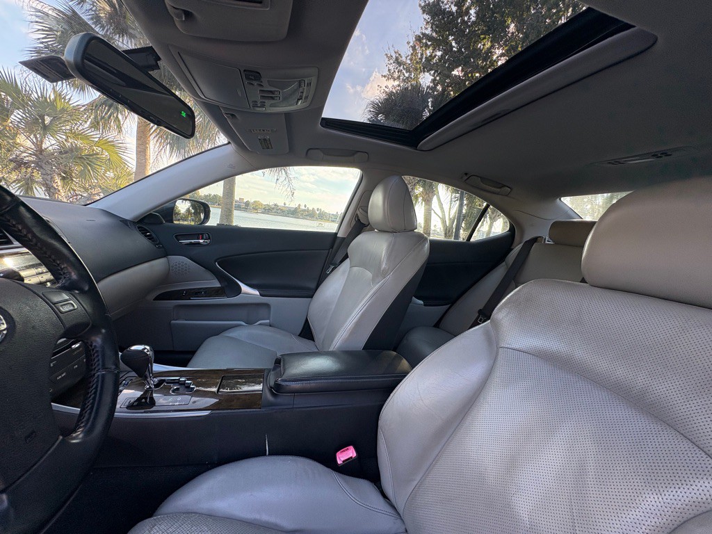 2009 Lexus IS Image 4