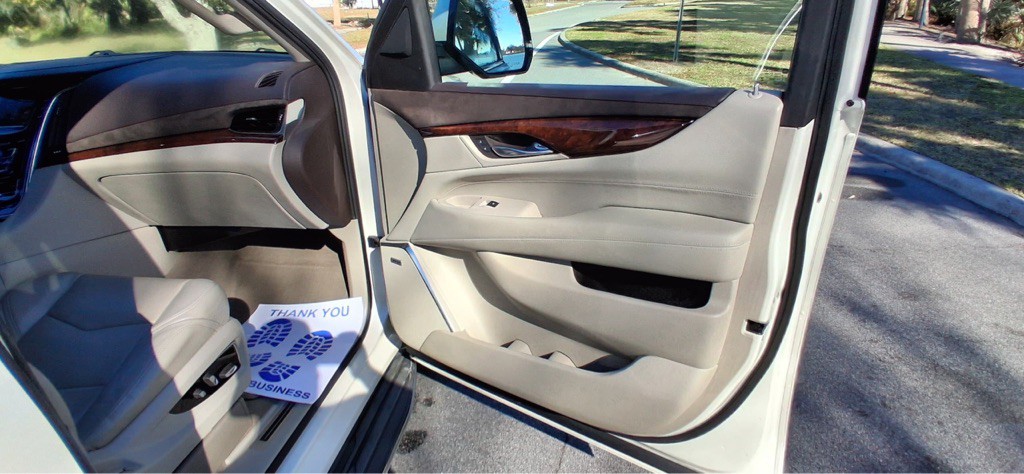 2015 Cadillac Escalade Image 17