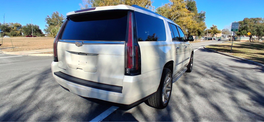 2015 Cadillac Escalade Image 18