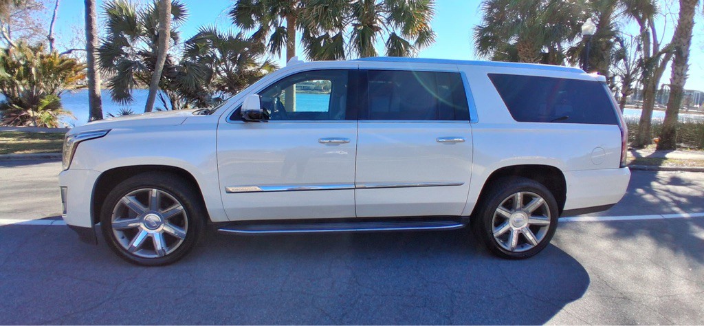 2015 Cadillac Escalade Image 1