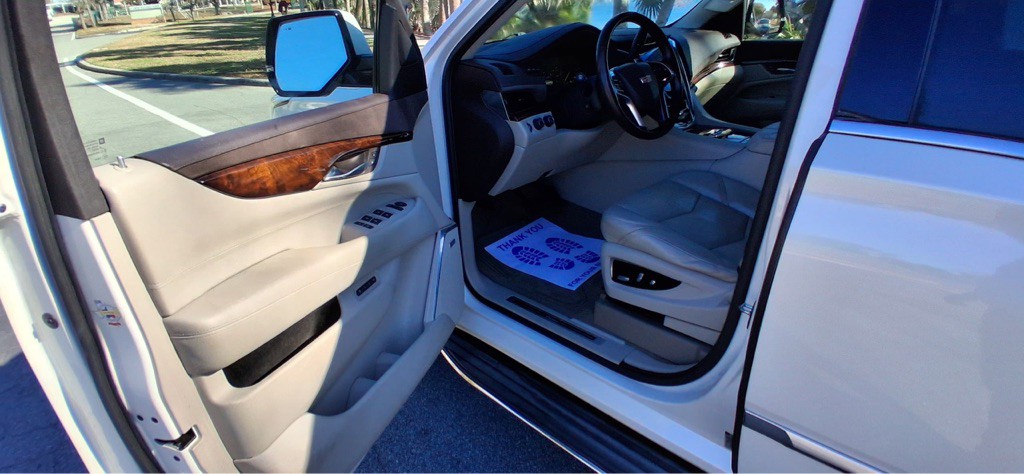 2015 Cadillac Escalade Image 9
