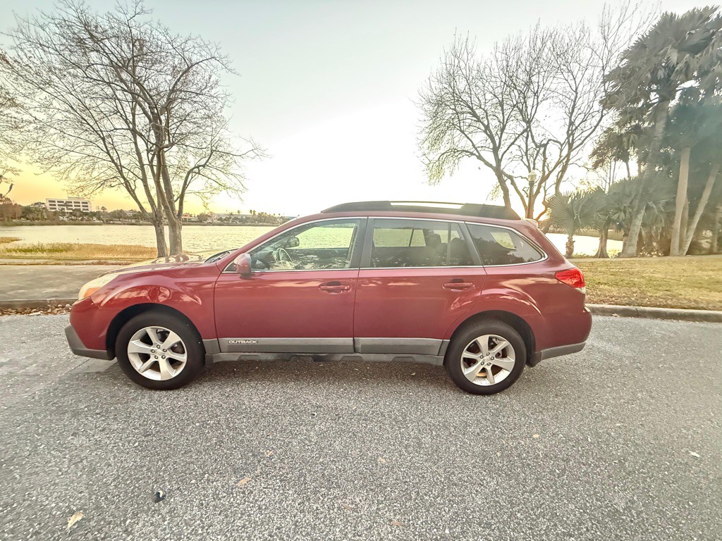 2013 Subaru Outback Image 1