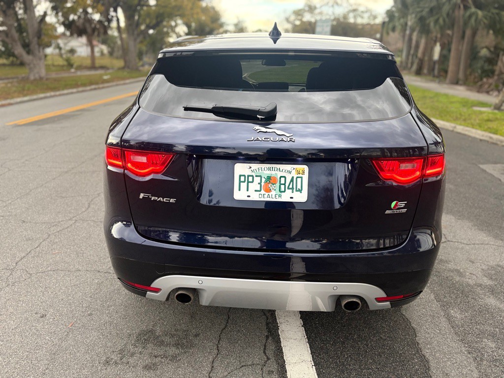 2017 Jaguar F-PACE Image 10