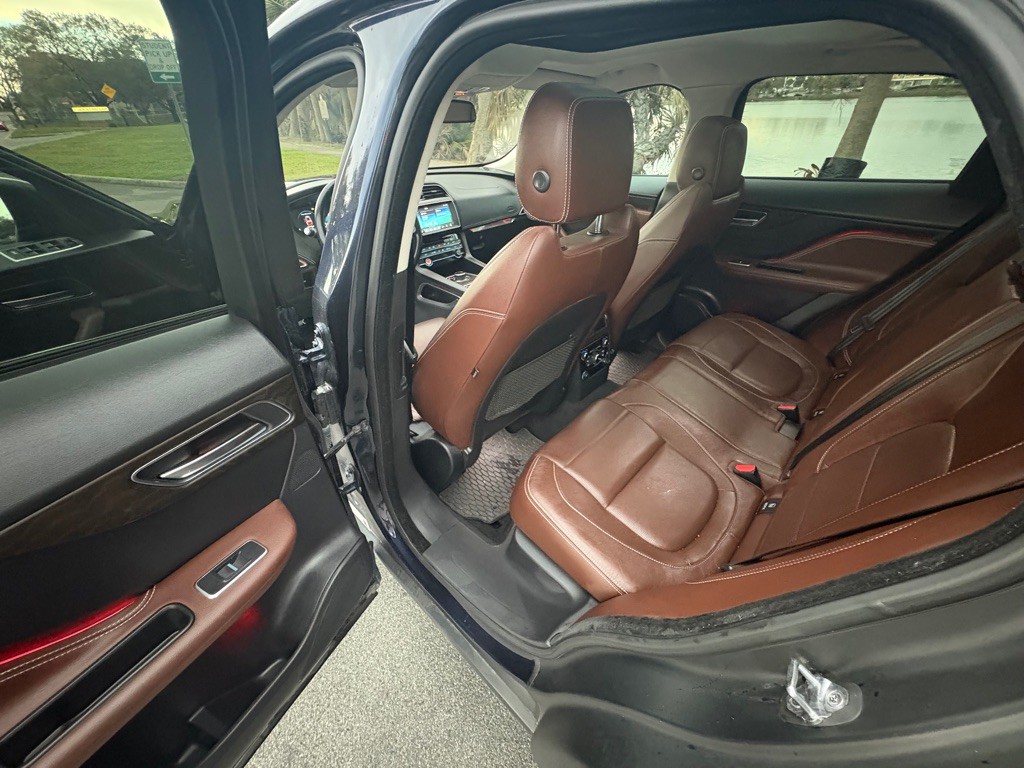 2017 Jaguar F-PACE Image 11