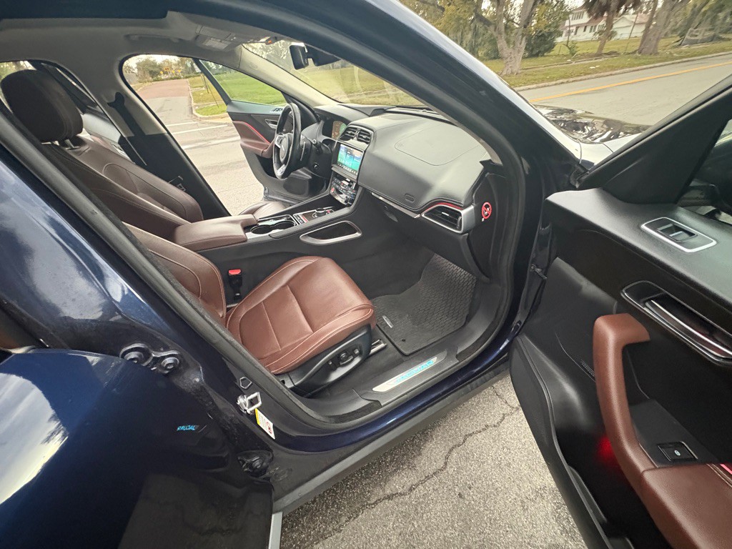 2017 Jaguar F-PACE Image 13