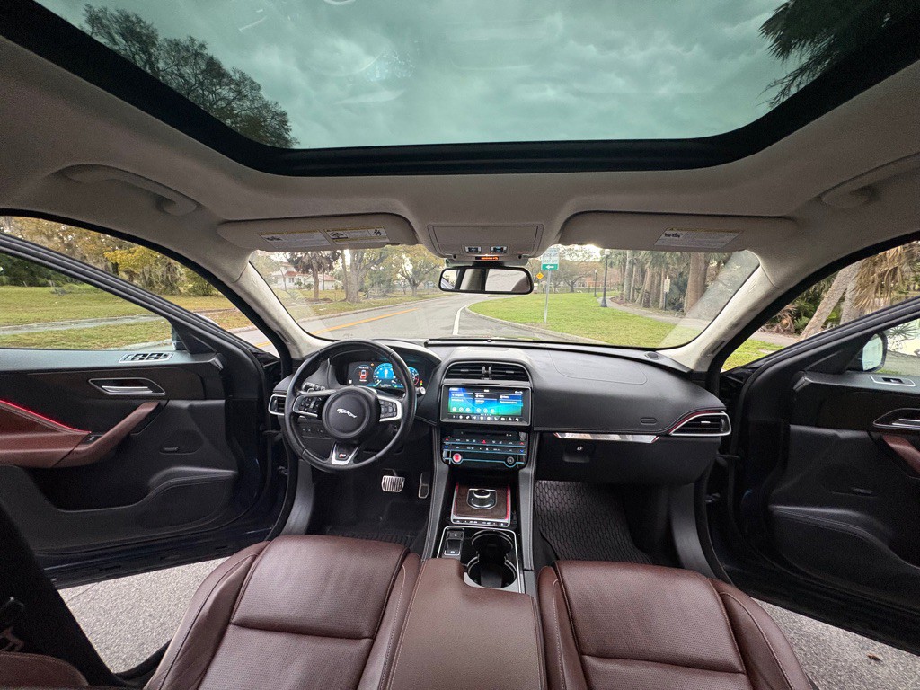 2017 Jaguar F-PACE Image 14