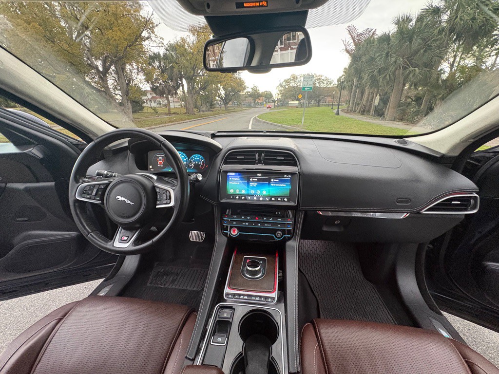 2017 Jaguar F-PACE Image 15