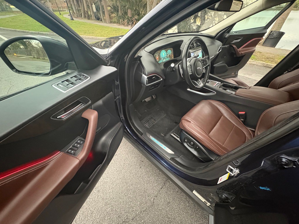 2017 Jaguar F-PACE Image 17