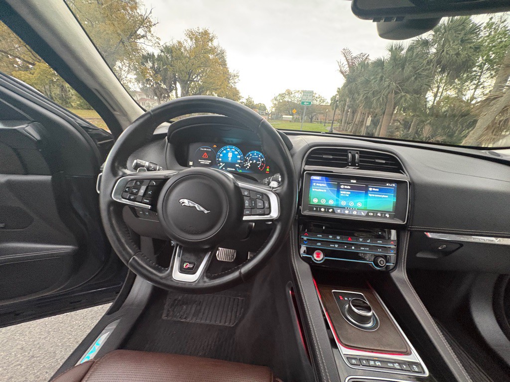 2017 Jaguar F-PACE Image 18