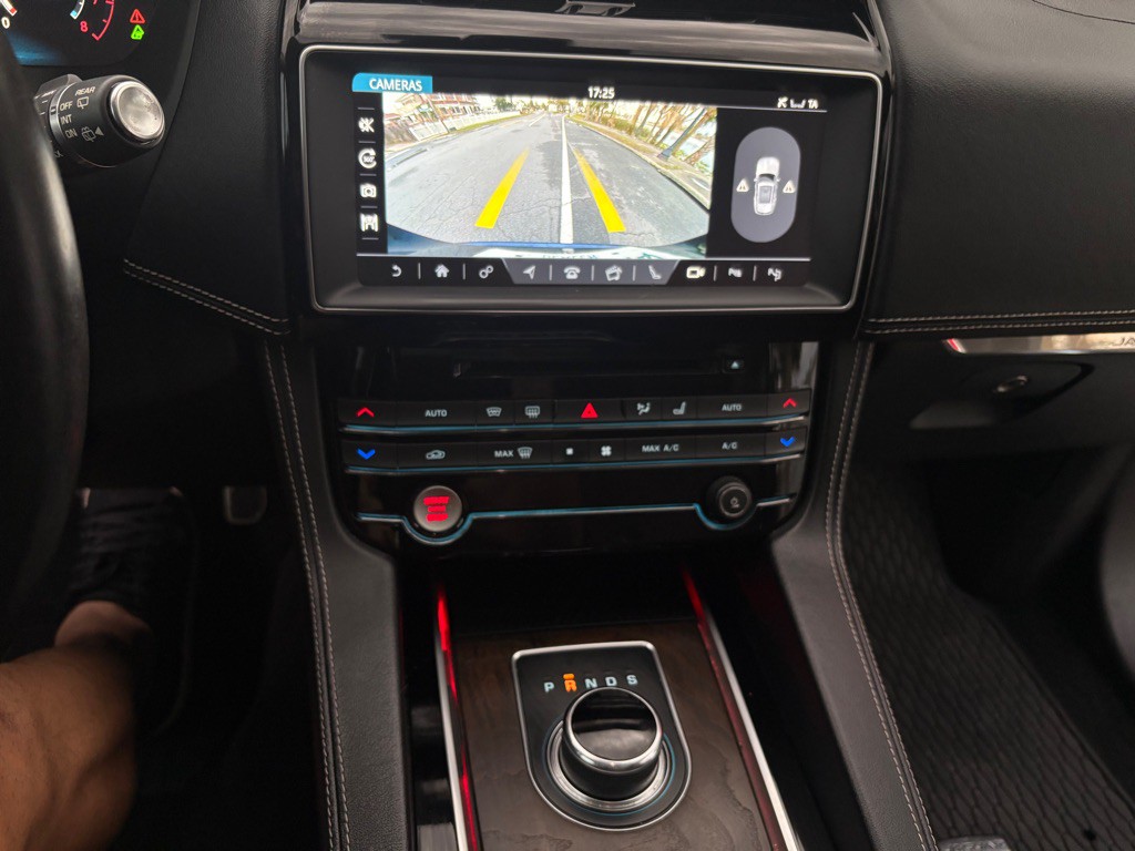 2017 Jaguar F-PACE Image 21