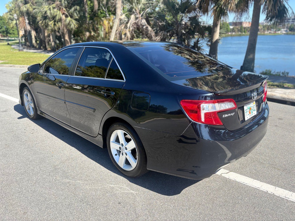 2013 Toyota Camry Image 10