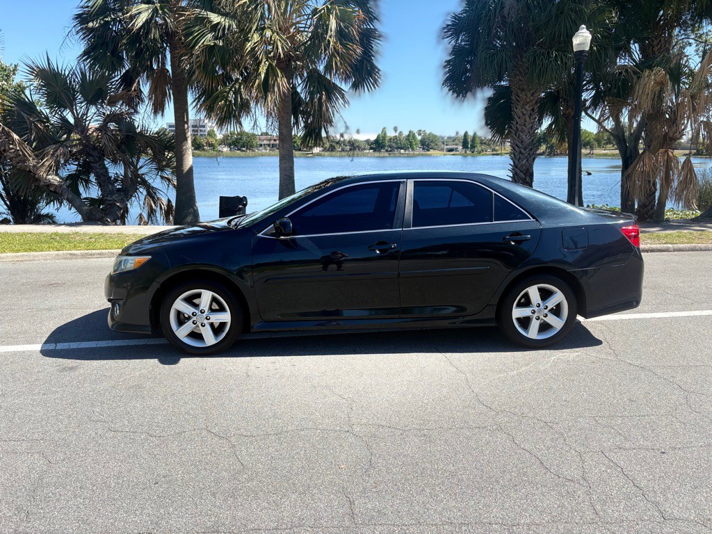 2013 Toyota Camry Image 2