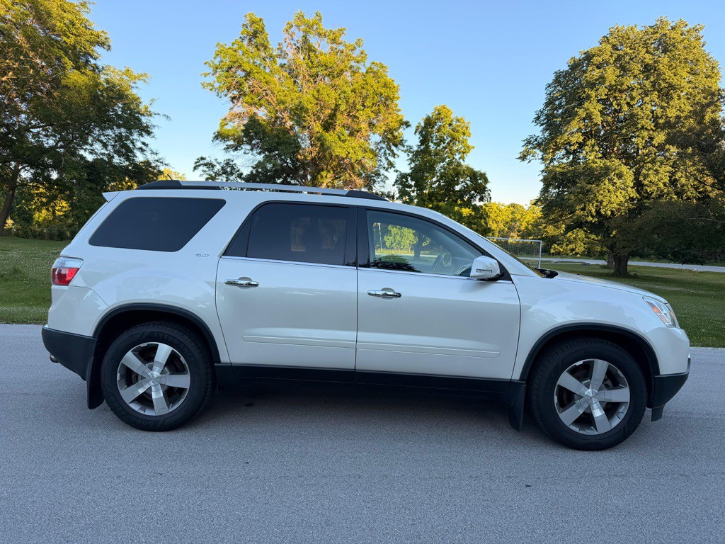 2011 GMC Acadia Image 2