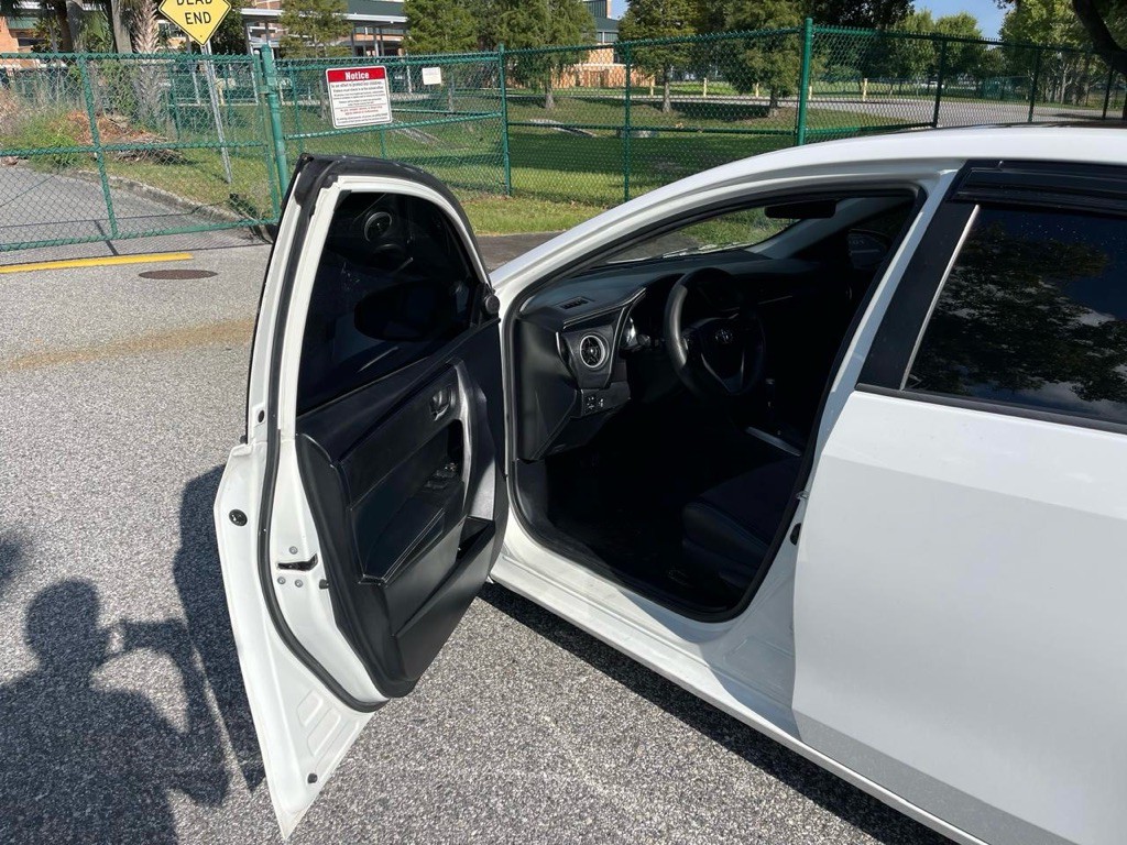 2017 Toyota Corolla Image 2