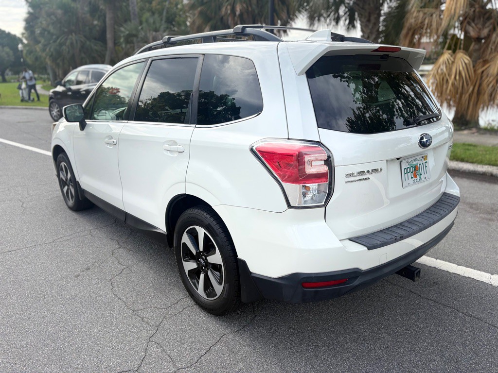 2017 Subaru Forester Image 6
