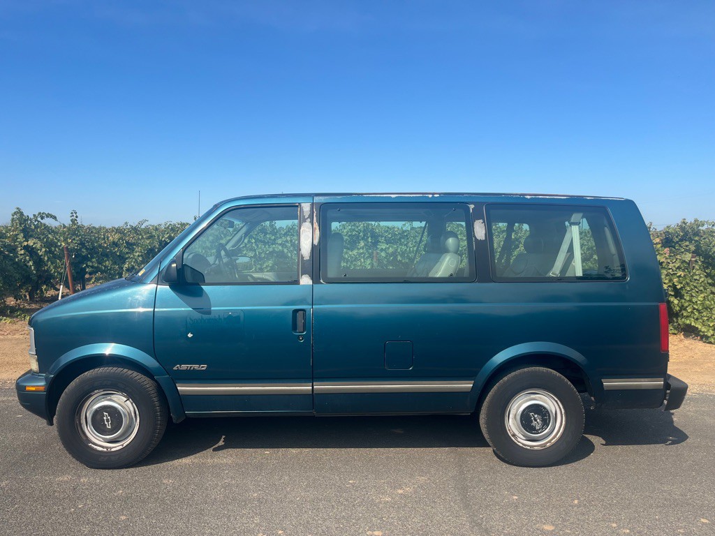 1997 Chevrolet Astro Image 1