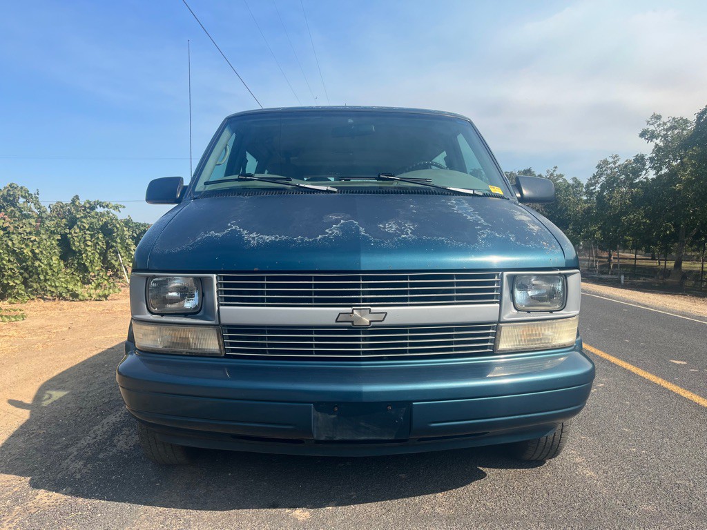 1997 Chevrolet Astro Image 2