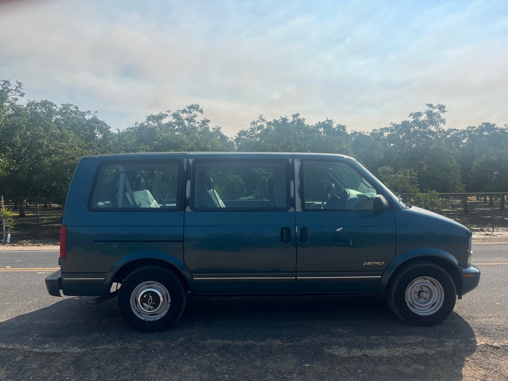 1997 Chevrolet Astro Image 3