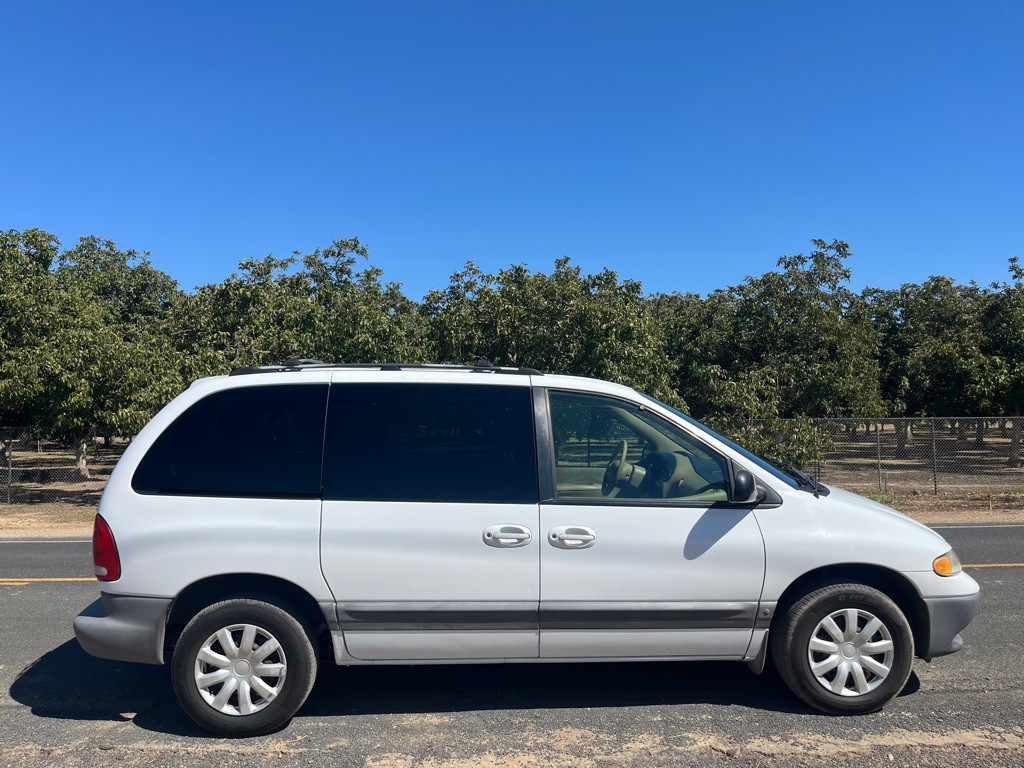 1999 Dodge Ram Van Image 3