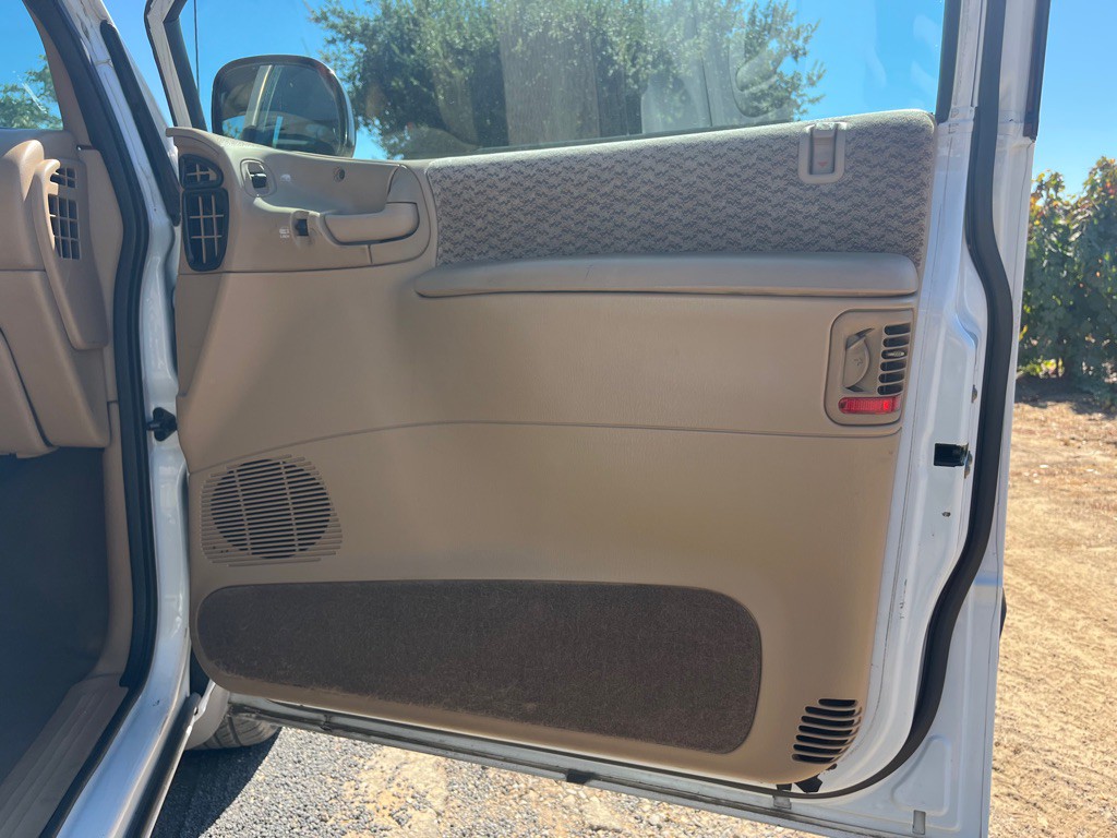 1999 Dodge Ram Van Image 11