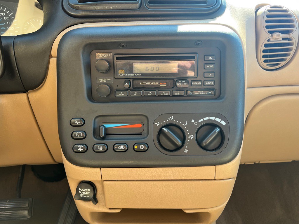1999 Dodge Ram Van Image 21