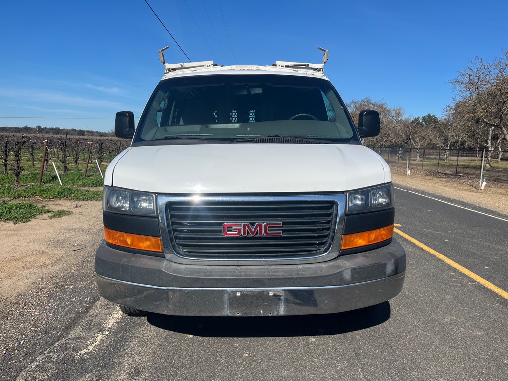 2015 GMC Savana Image 2