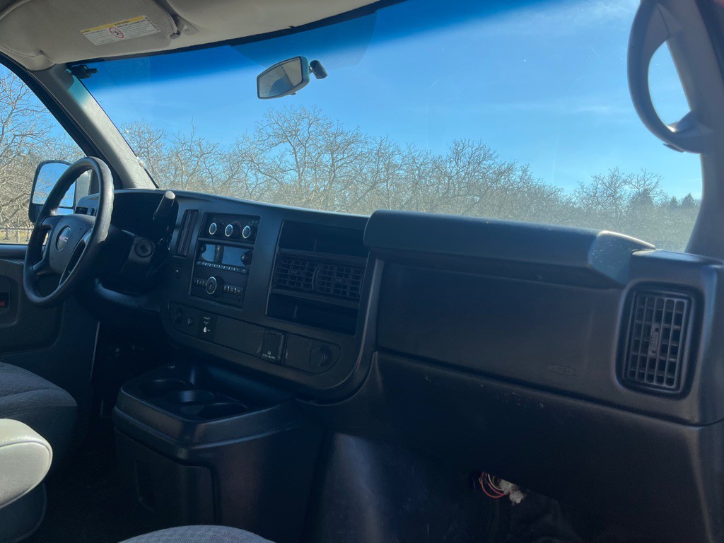 2015 GMC Savana Image 9