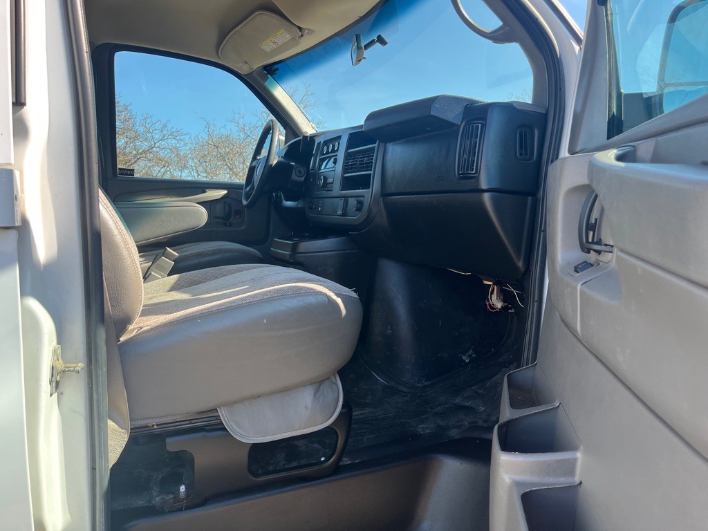 2015 GMC Savana Image 11