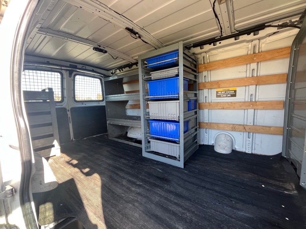 2015 GMC Savana Image 13