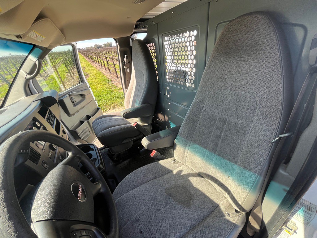 2015 GMC Savana Image 16