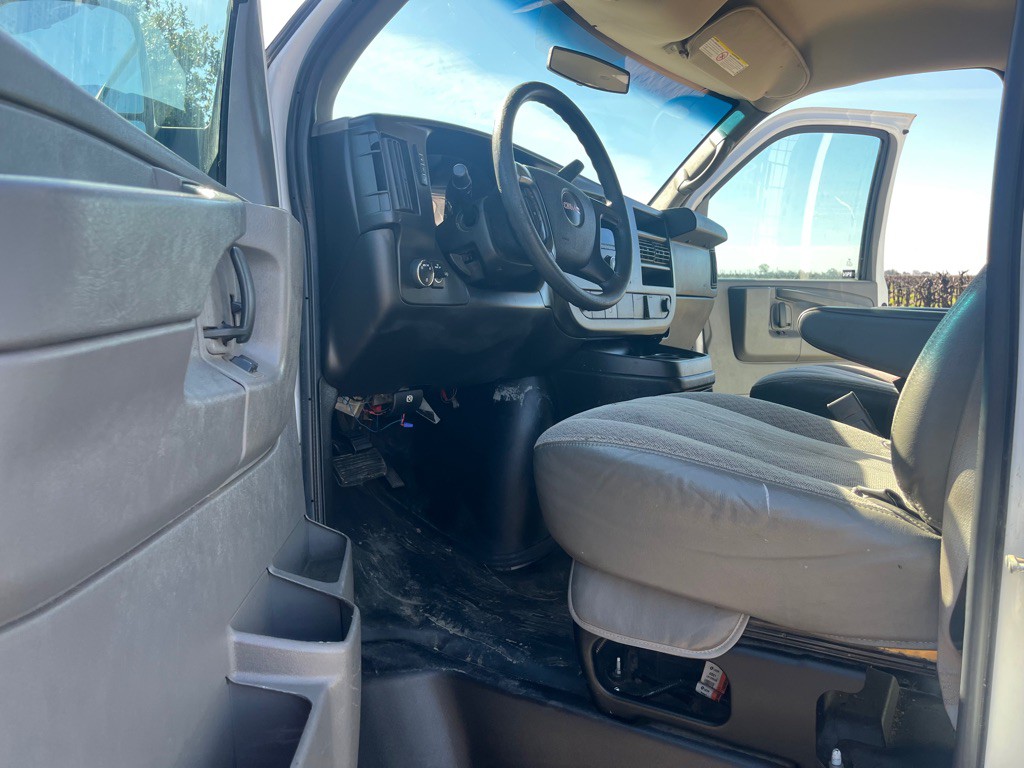 2015 GMC Savana Image 17