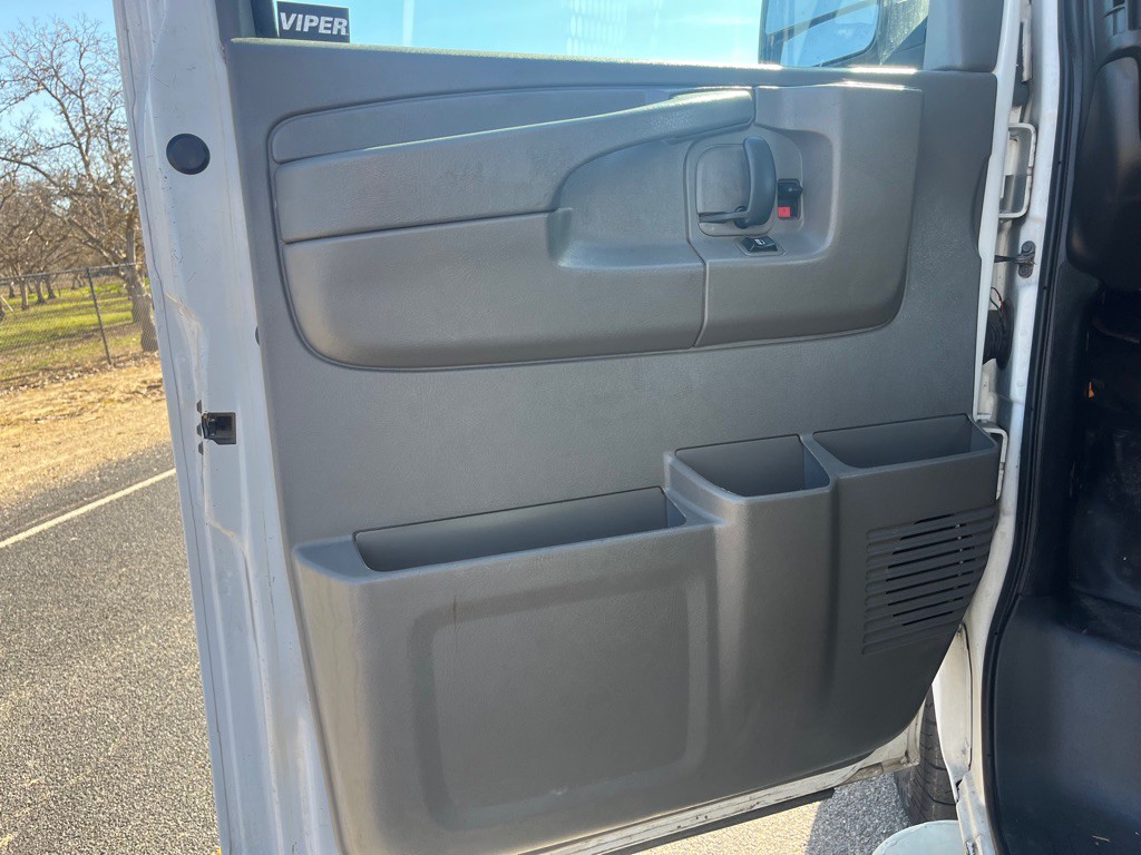 2015 GMC Savana Image 18