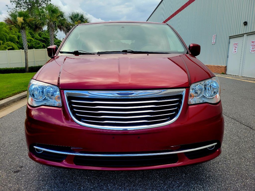 2015 Chrysler Town & Country Image 2