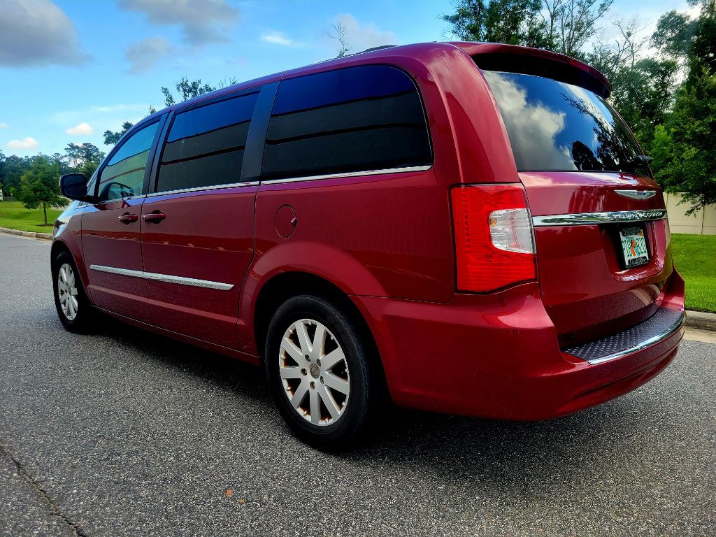 2015 Chrysler Town & Country Image 3