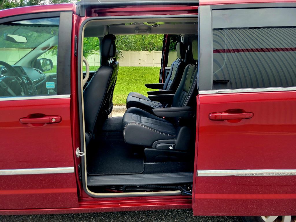 2015 Chrysler Town & Country Image 6
