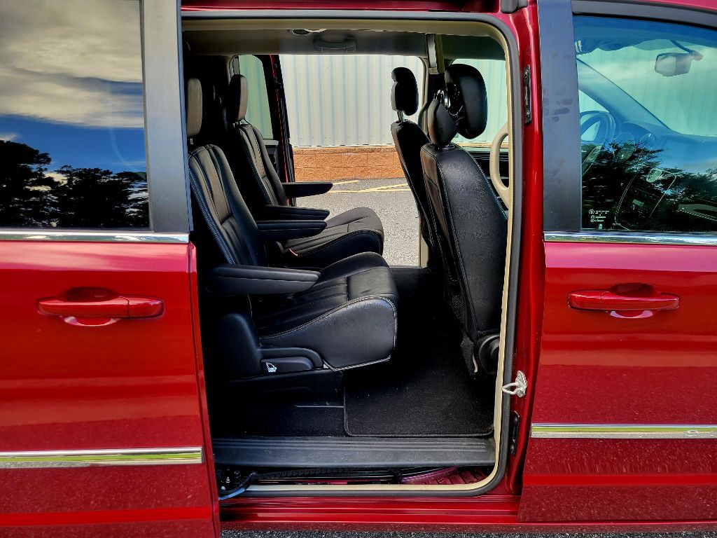 2015 Chrysler Town & Country Image 7