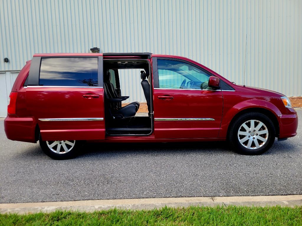 2015 Chrysler Town & Country Image 8