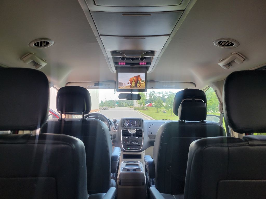 2015 Chrysler Town & Country Image 11