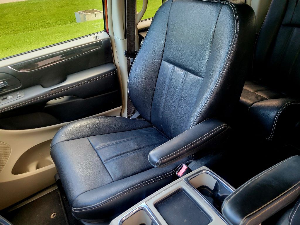 2015 Chrysler Town & Country Image 12