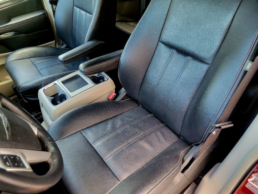 2015 Chrysler Town & Country Image 13