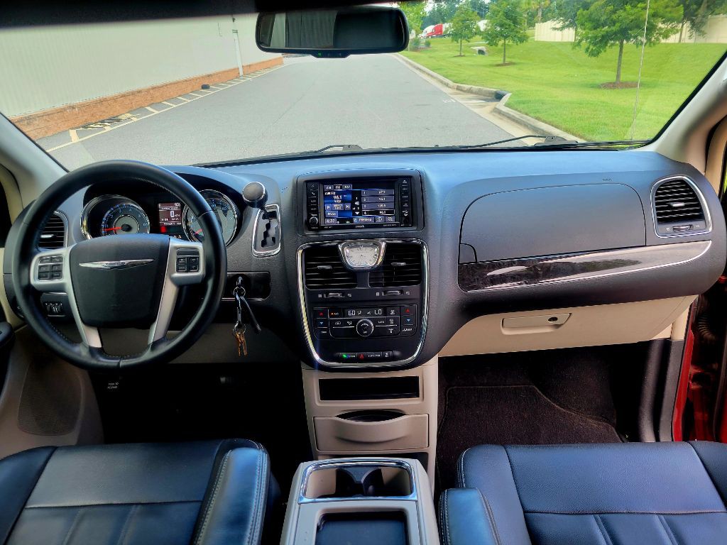 2015 Chrysler Town & Country Image 15