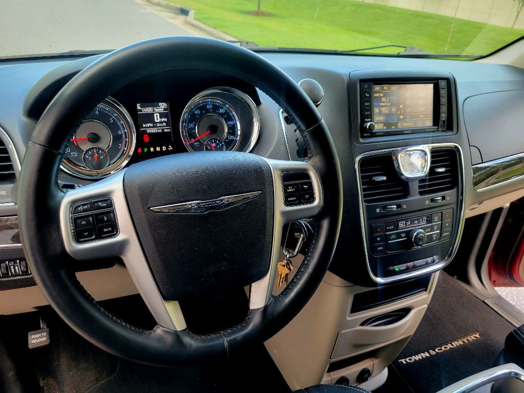 2015 Chrysler Town & Country Image 16