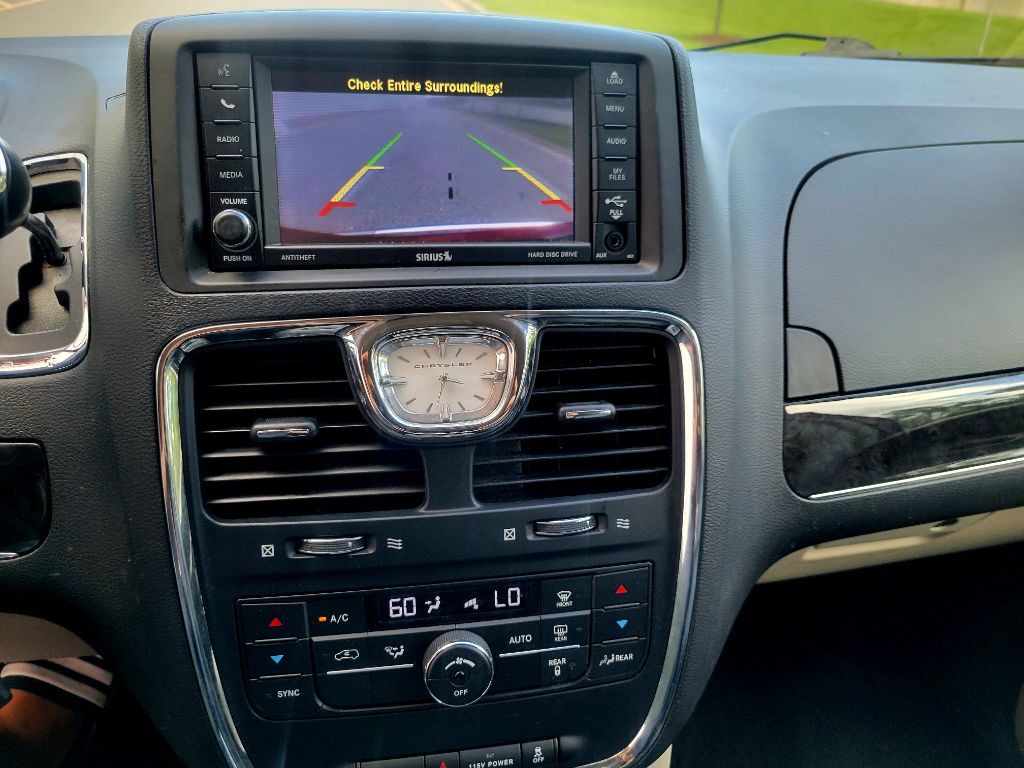 2015 Chrysler Town & Country Image 17