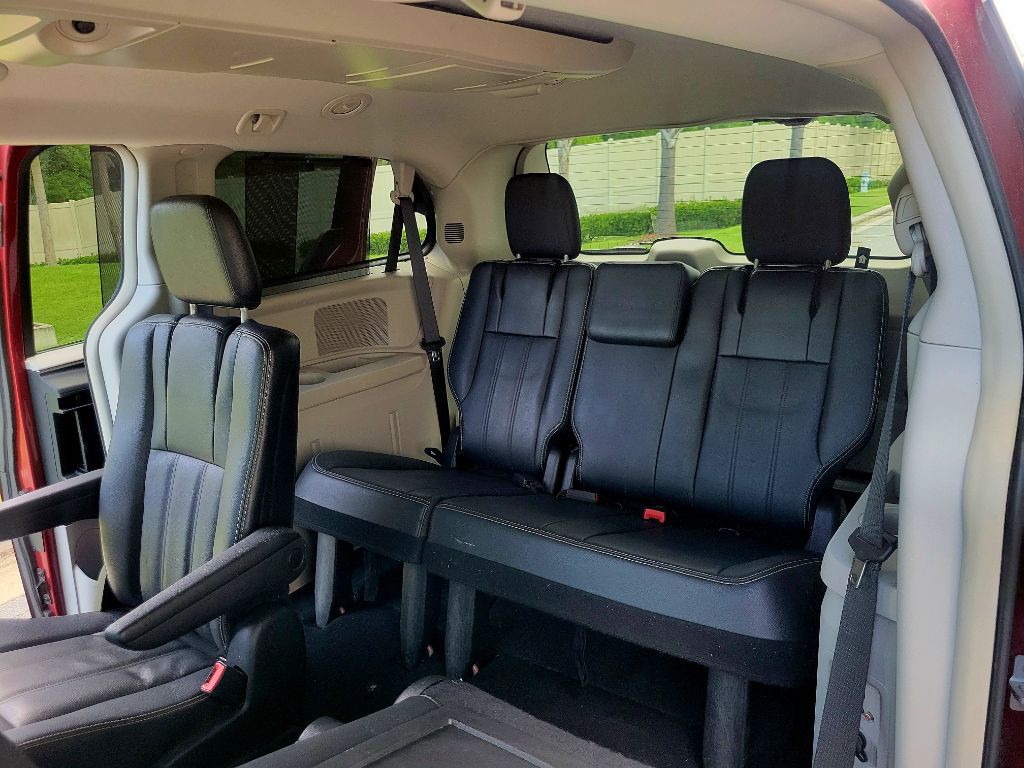 2015 Chrysler Town & Country Image 18