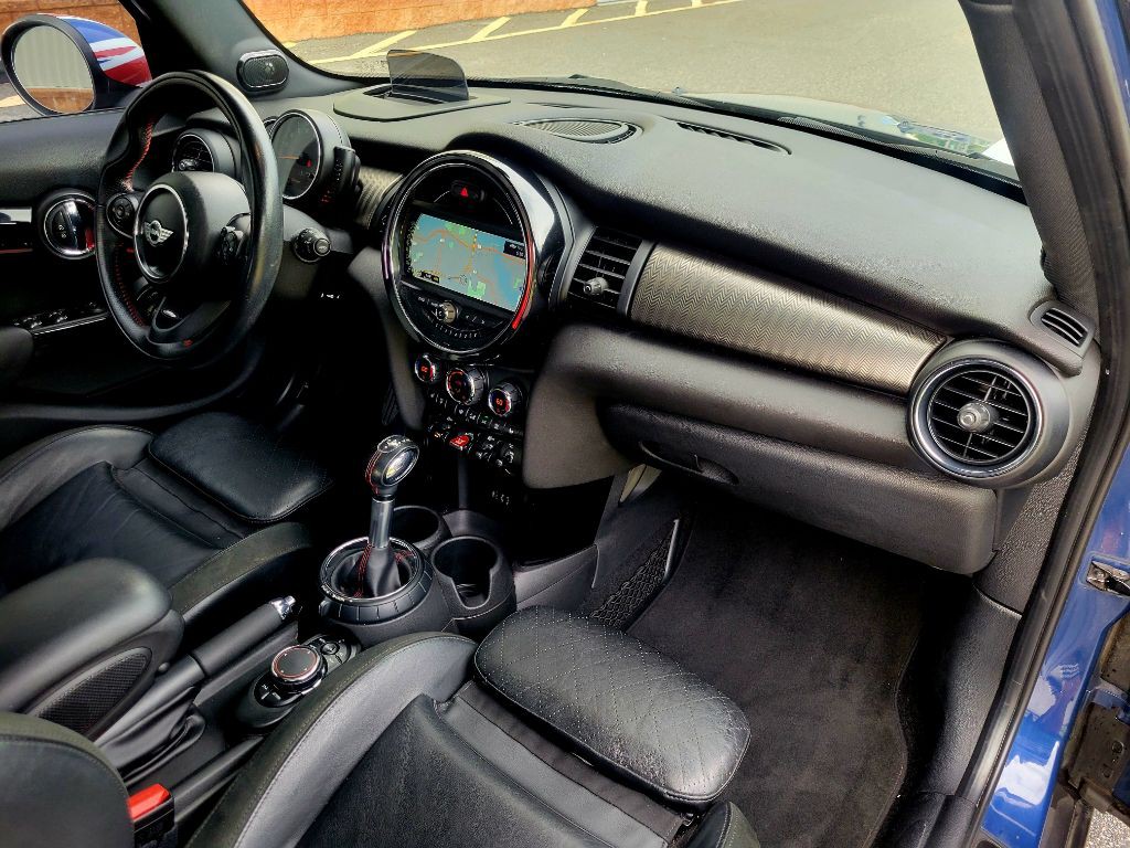2015 MINI Cooper Image 15