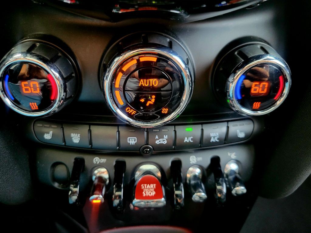 2015 MINI Cooper Image 20